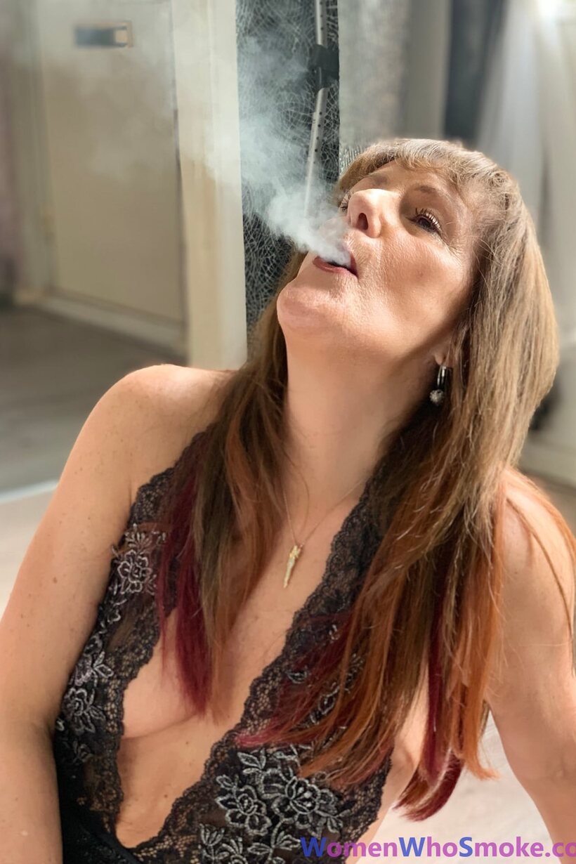 Pandora Smith smokes a cigarette and poses in lingerie (shot 9)