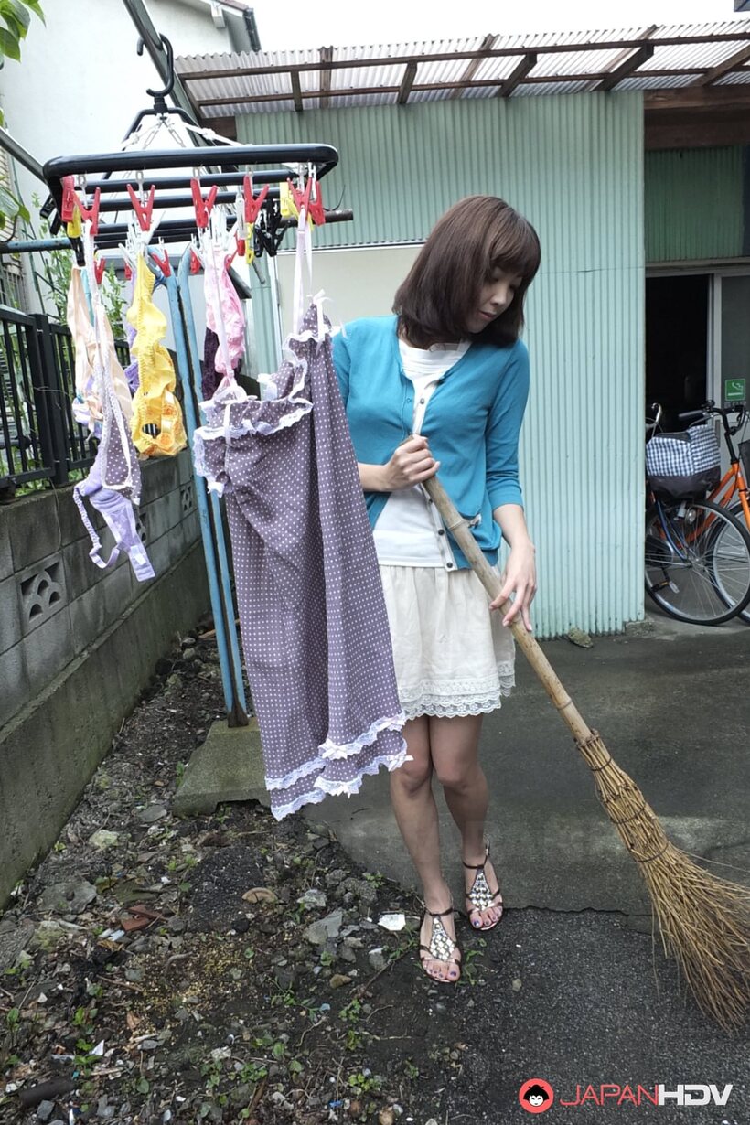 Juri Kitahara gives a blowjob in a short skirt outdoors, photo 2 of 15