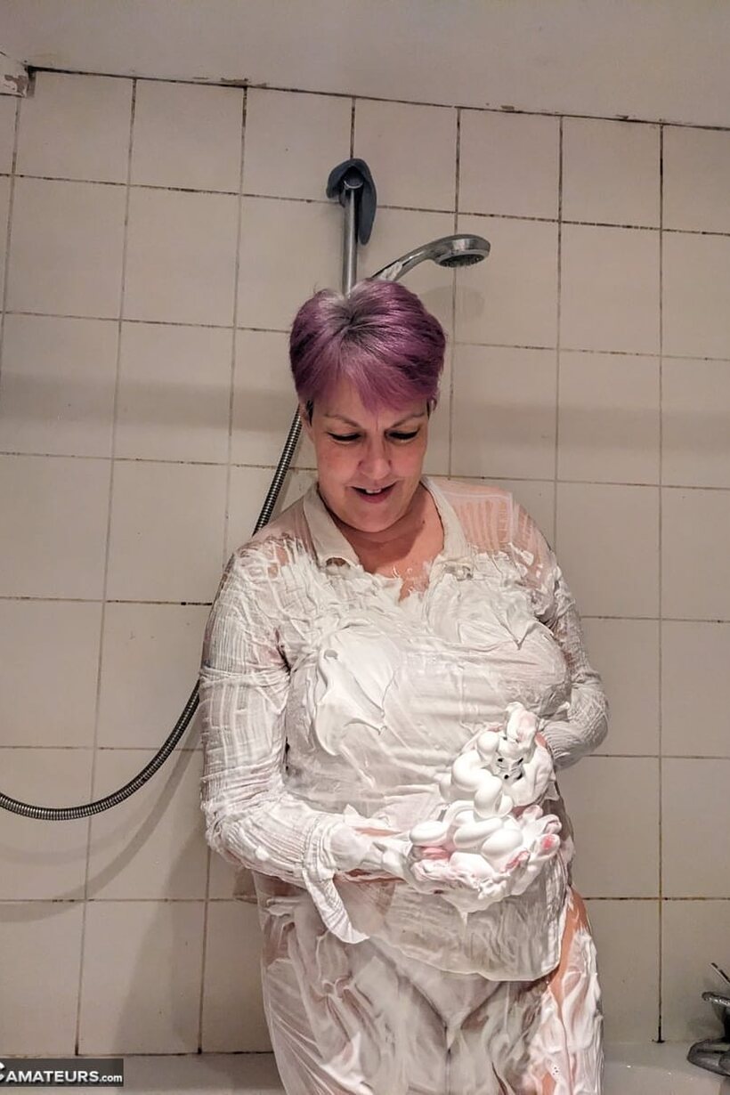 Amateur nude photo 8 — Layla Bird coats herself in shaving cream in the shower