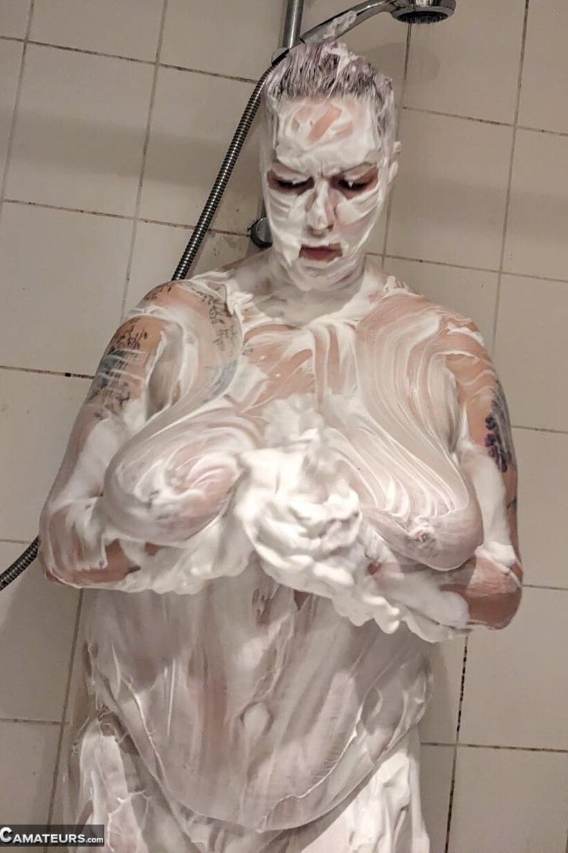 Layla Bird coats herself in shaving cream in the shower, photo 13 of 16