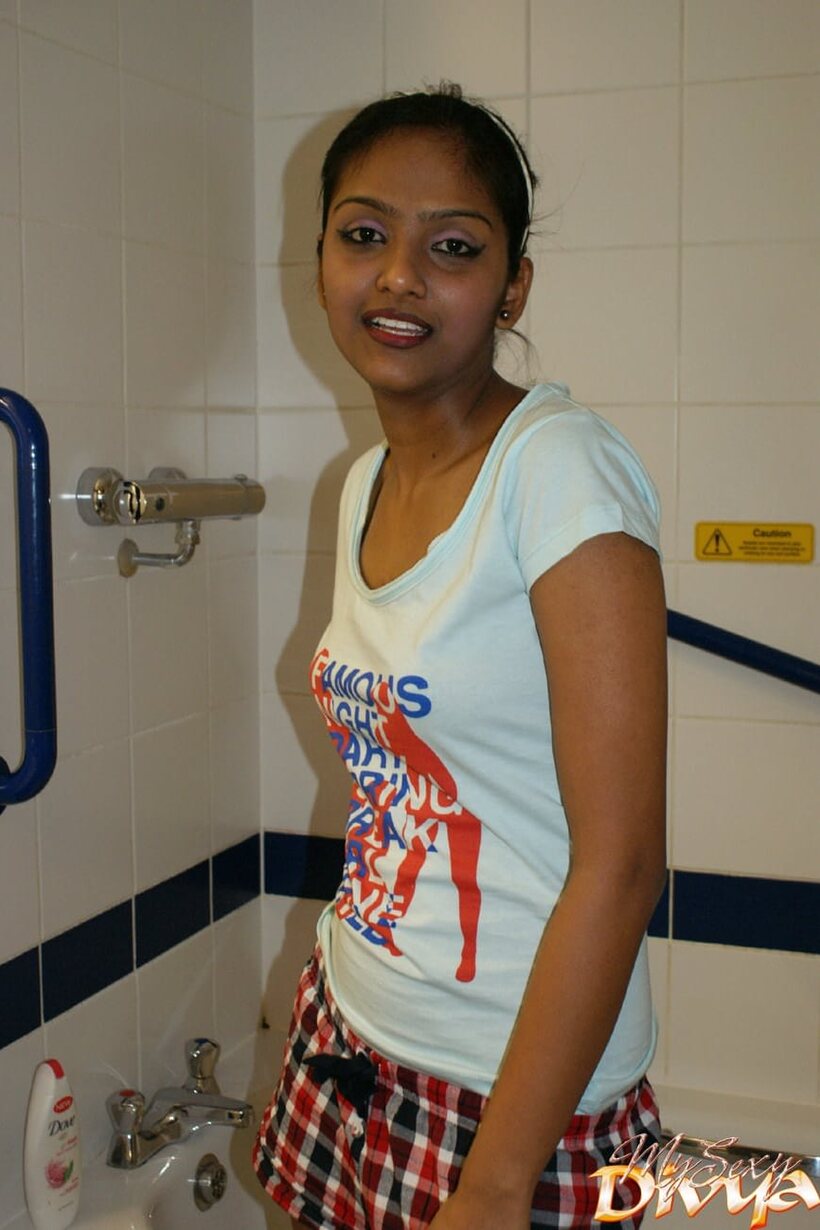 Photo 2 — Wet Divya Yogesh flaunts her natural tits and puffy nipples while undressing