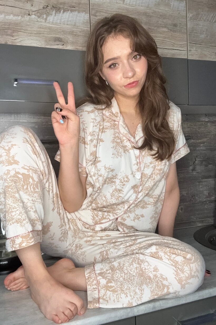 Image 12/12: Amateur girl up close: small feet in the kitchen