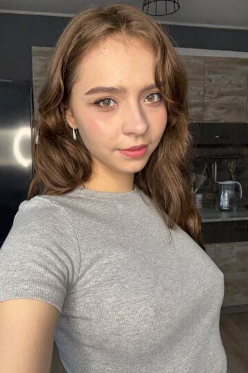 Amateur girl up close: small feet in the kitchen