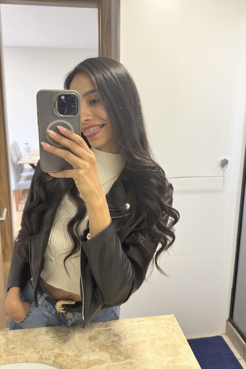 Skinny girl takes selfies and shows her ass in front of the mirror, photo 15 of 16