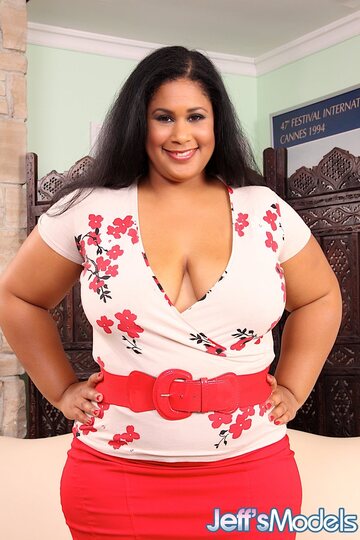 Curvy Delilah Black flaunts her big tits