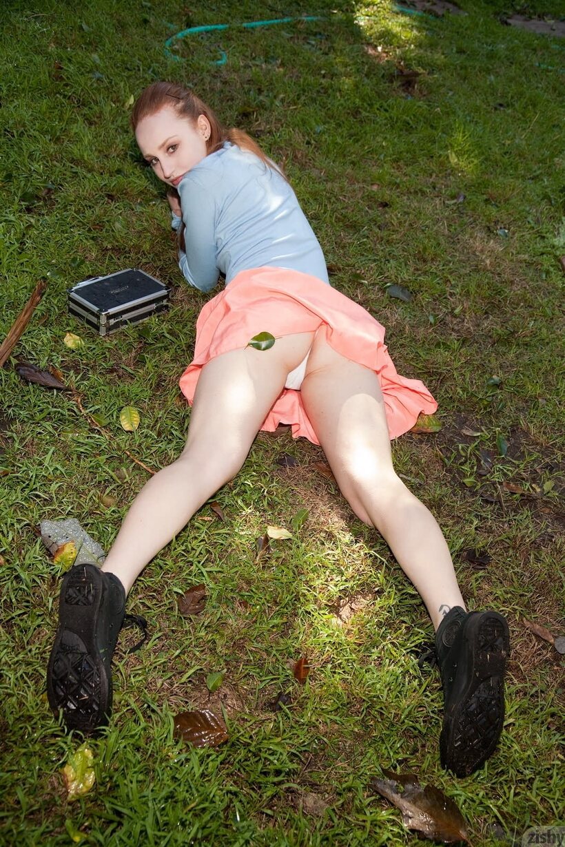 Sarah Rupe shows a white-panty upskirt outdoors as a teen (shot 8)