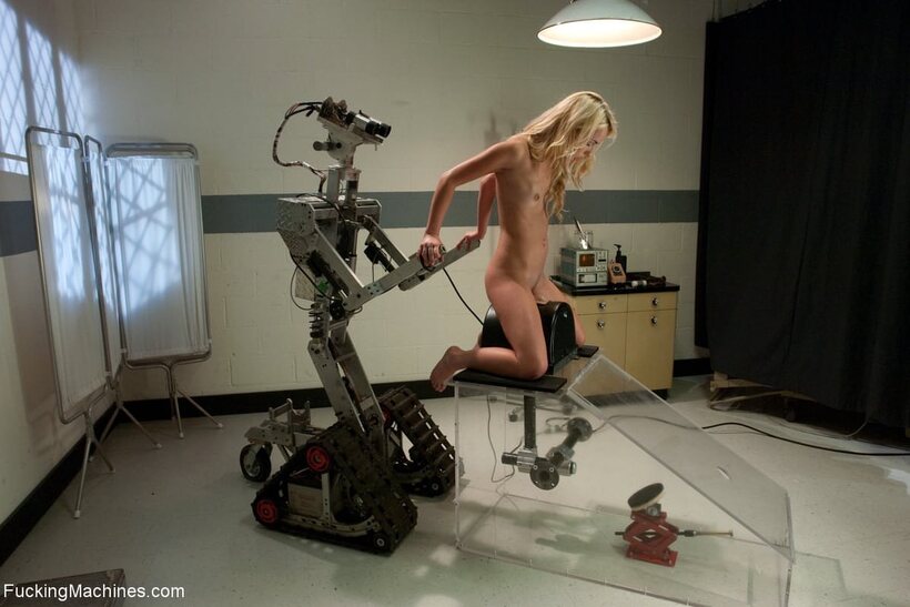 Sarah Jaymes enjoys rough solo fucking machine action (shot 18)