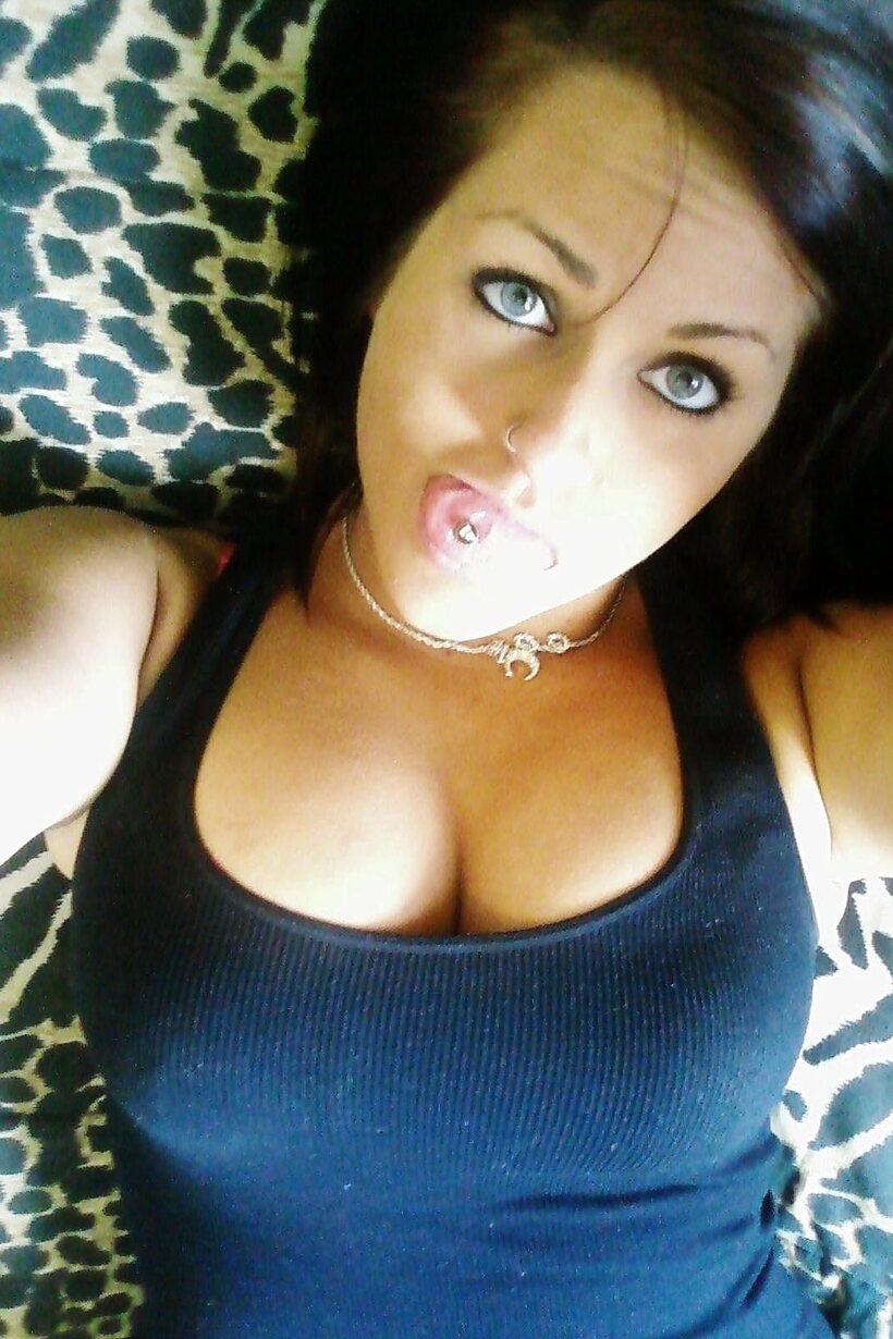 Amateur girl exposes her big tits while taking selfies (shot 3)
