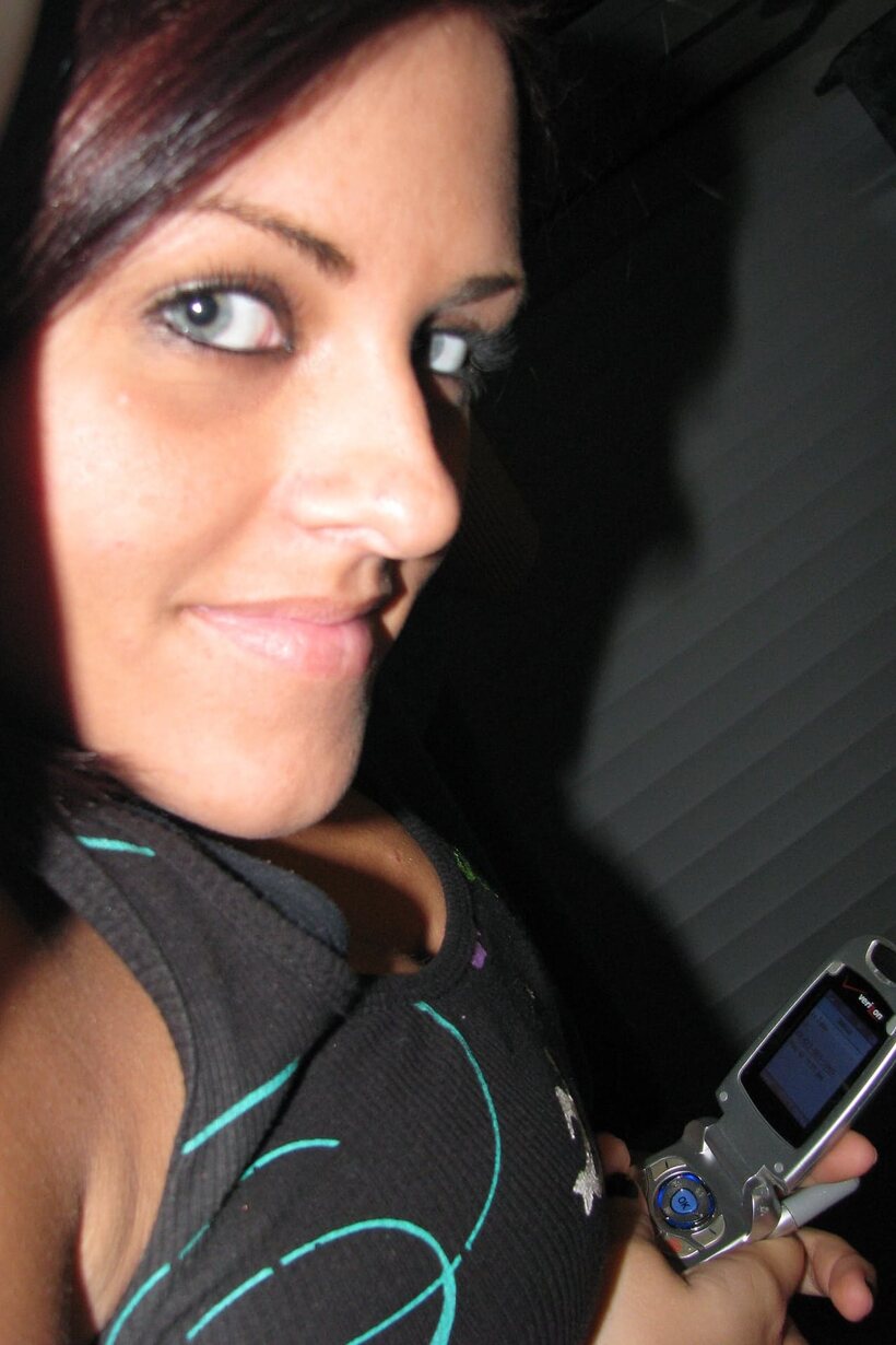Amateur girl exposes her big tits while taking selfies (shot 15)
