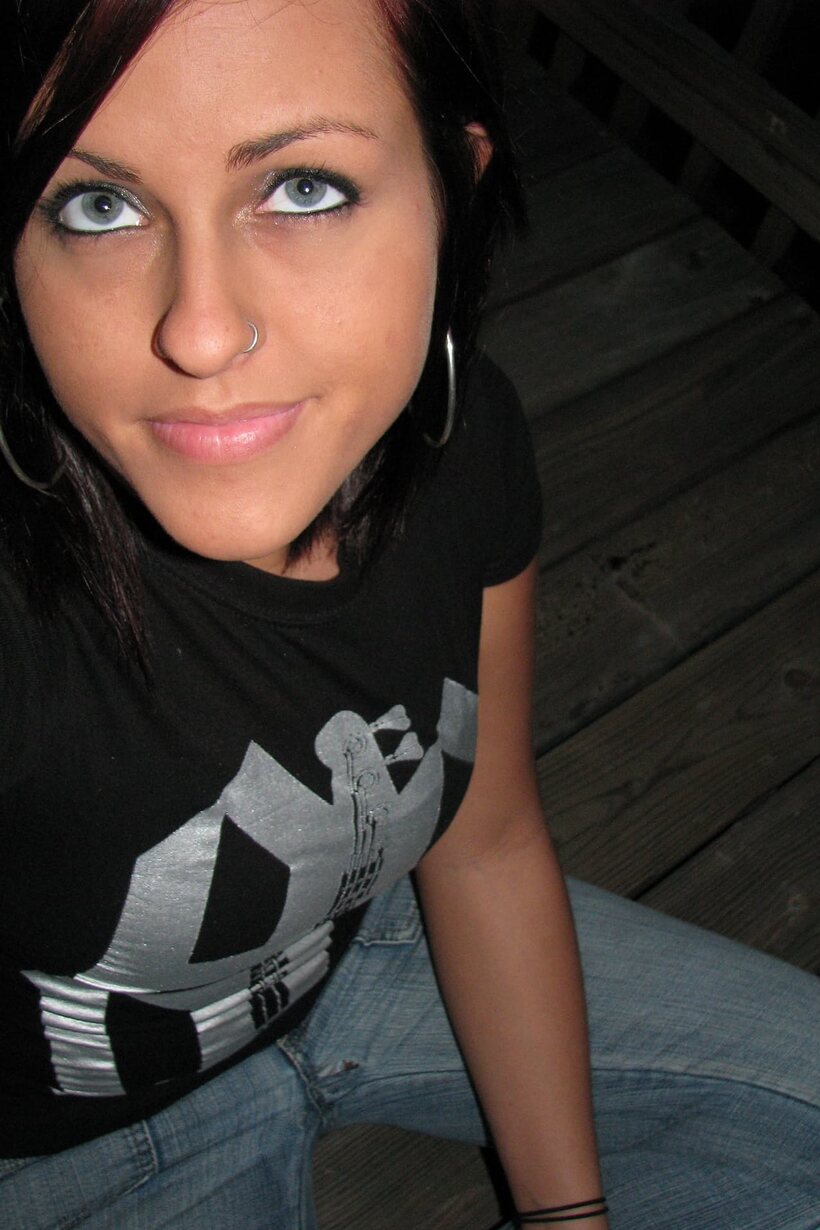 Amateur girl exposes her big tits while taking selfies, photo 18 of 21