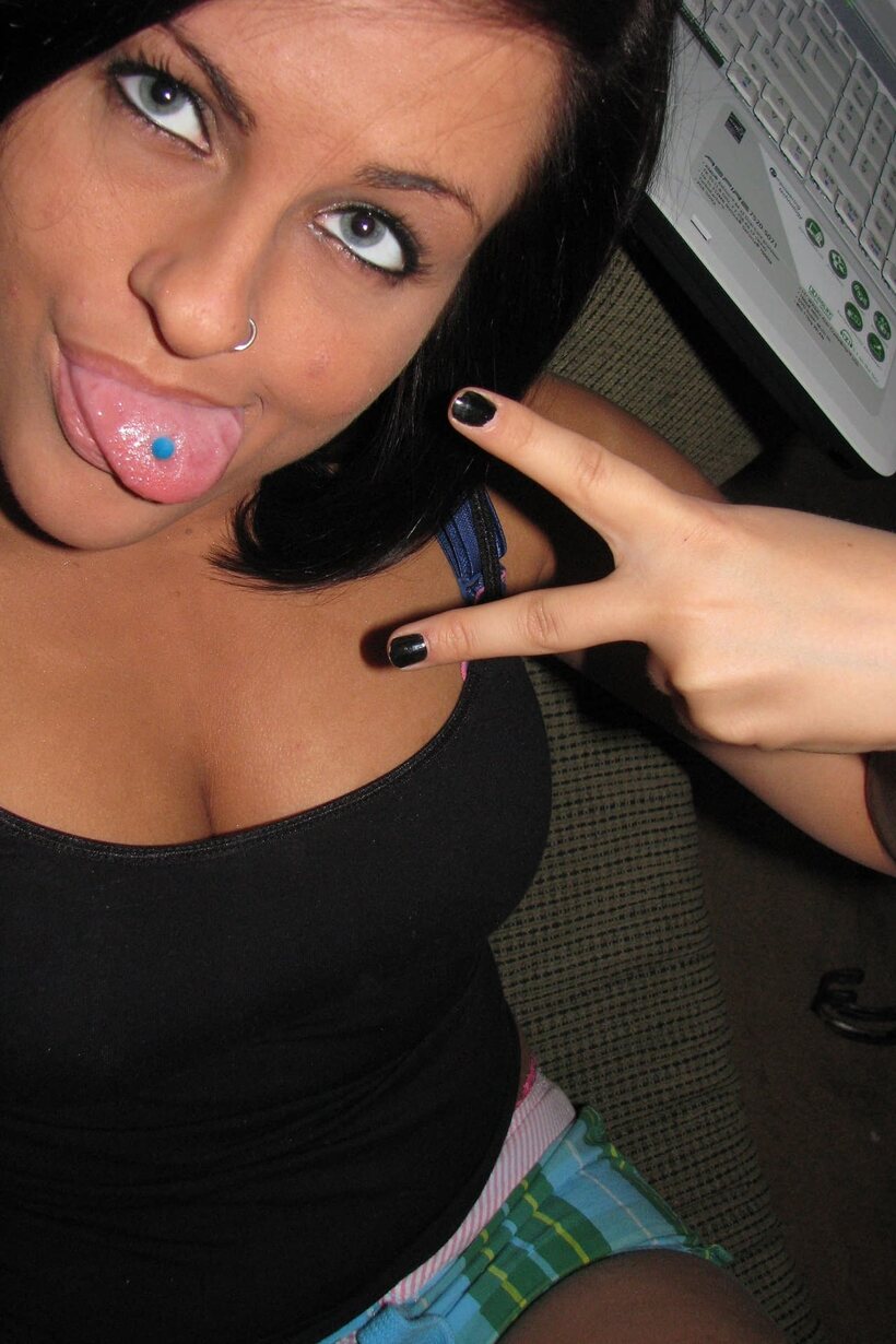 Amateur girl exposes her big tits while taking selfies (shot 20)
