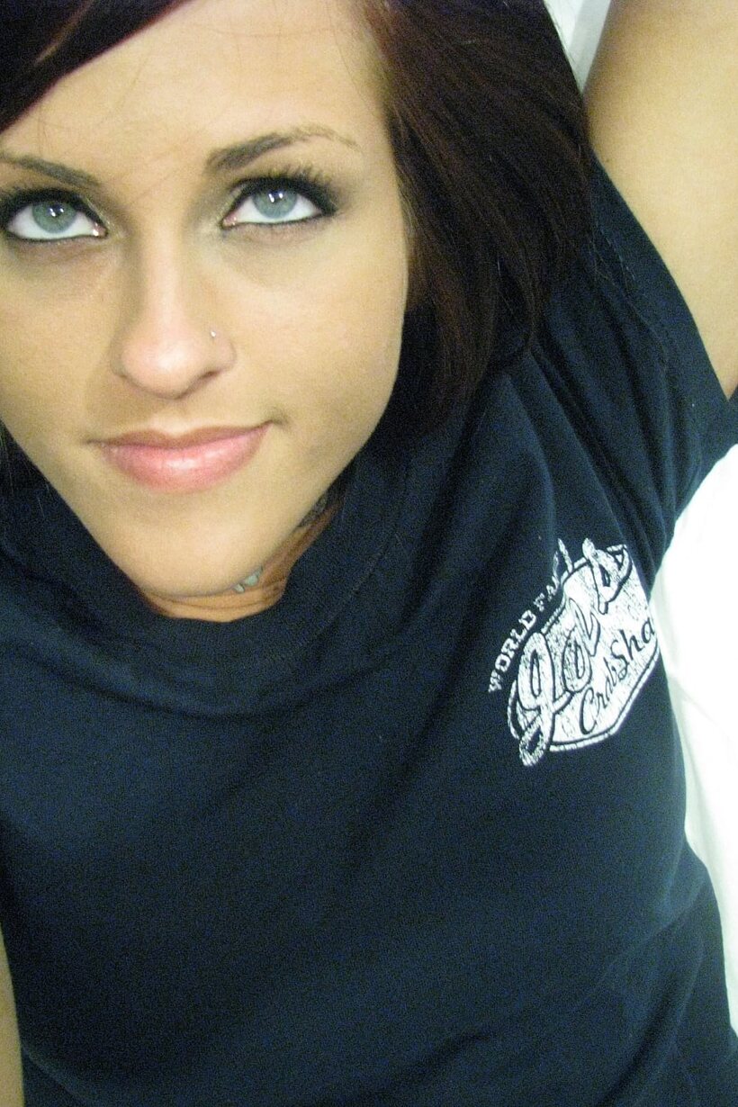 Amateur girl exposes her big tits while taking selfies (shot 21)