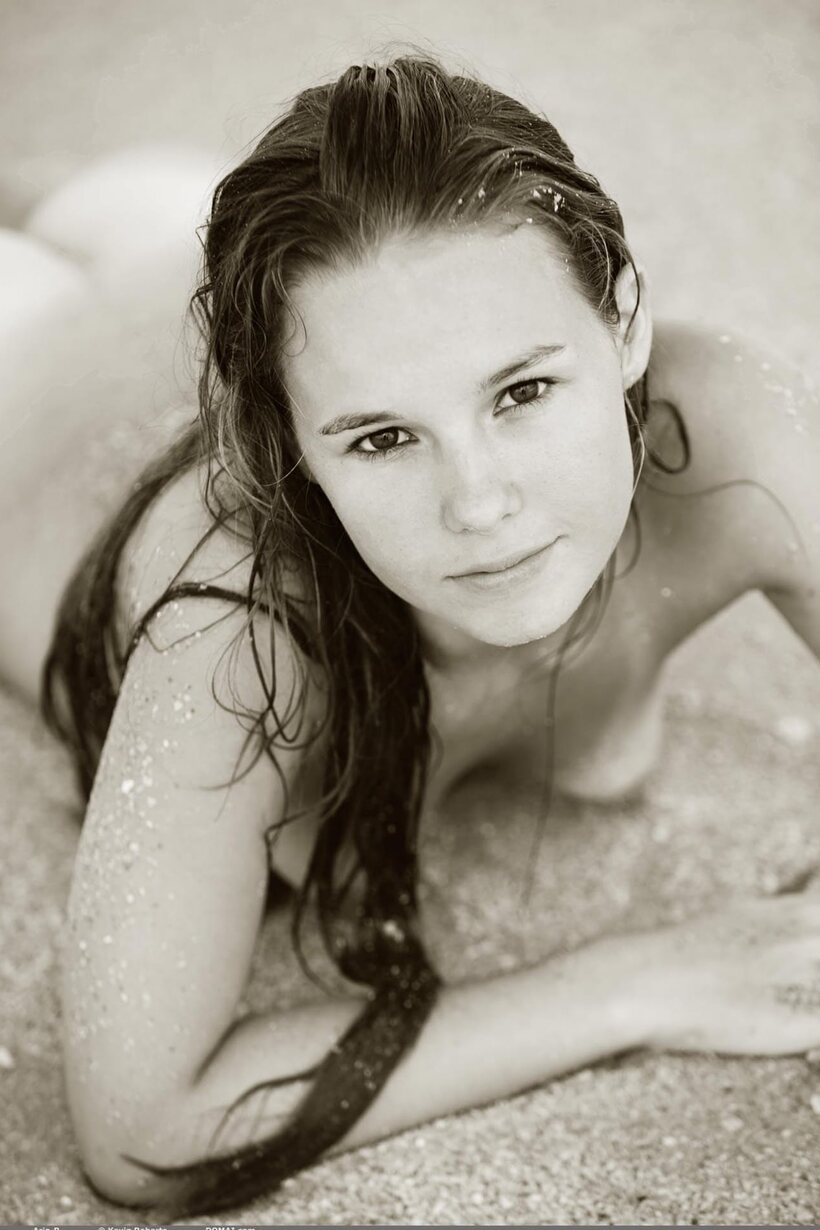Beach pic 14 from the set «Wet-haired teen poses topless on the beach with tan lines»