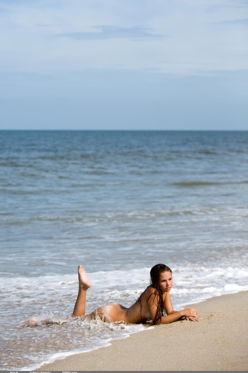 Wet-haired teen poses topless on the beach with tan lines, photo 15 of 20