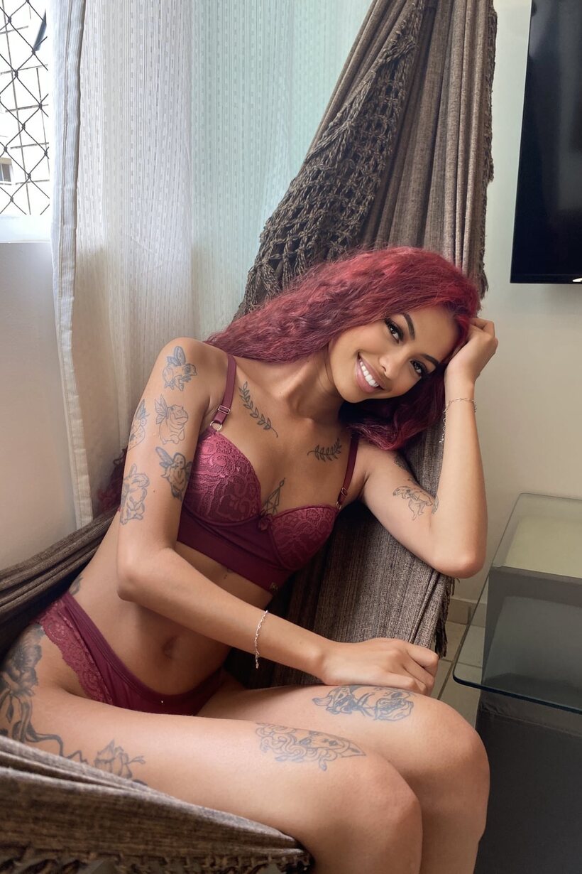 Cute girl shows off her natural tits (shot 12)