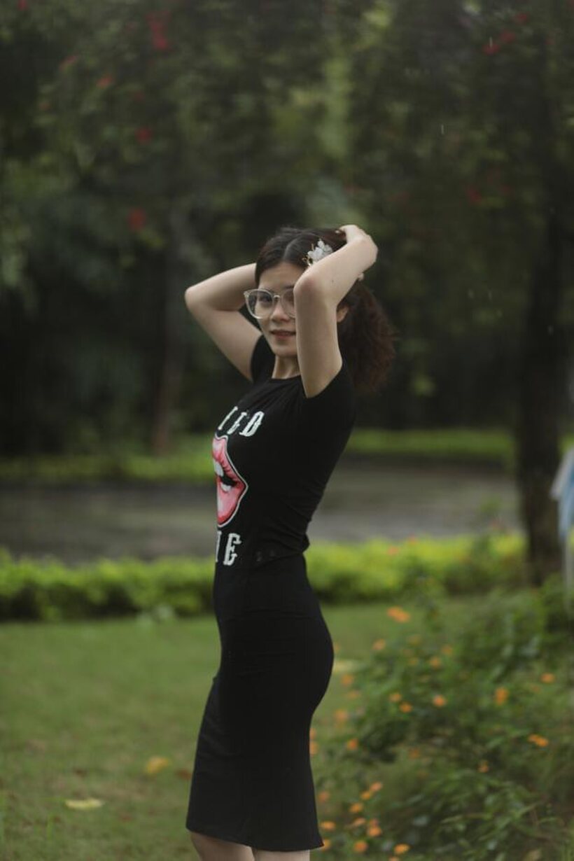 Asian pic 2 from the set «Petite girl shows off her body and ass outdoors»