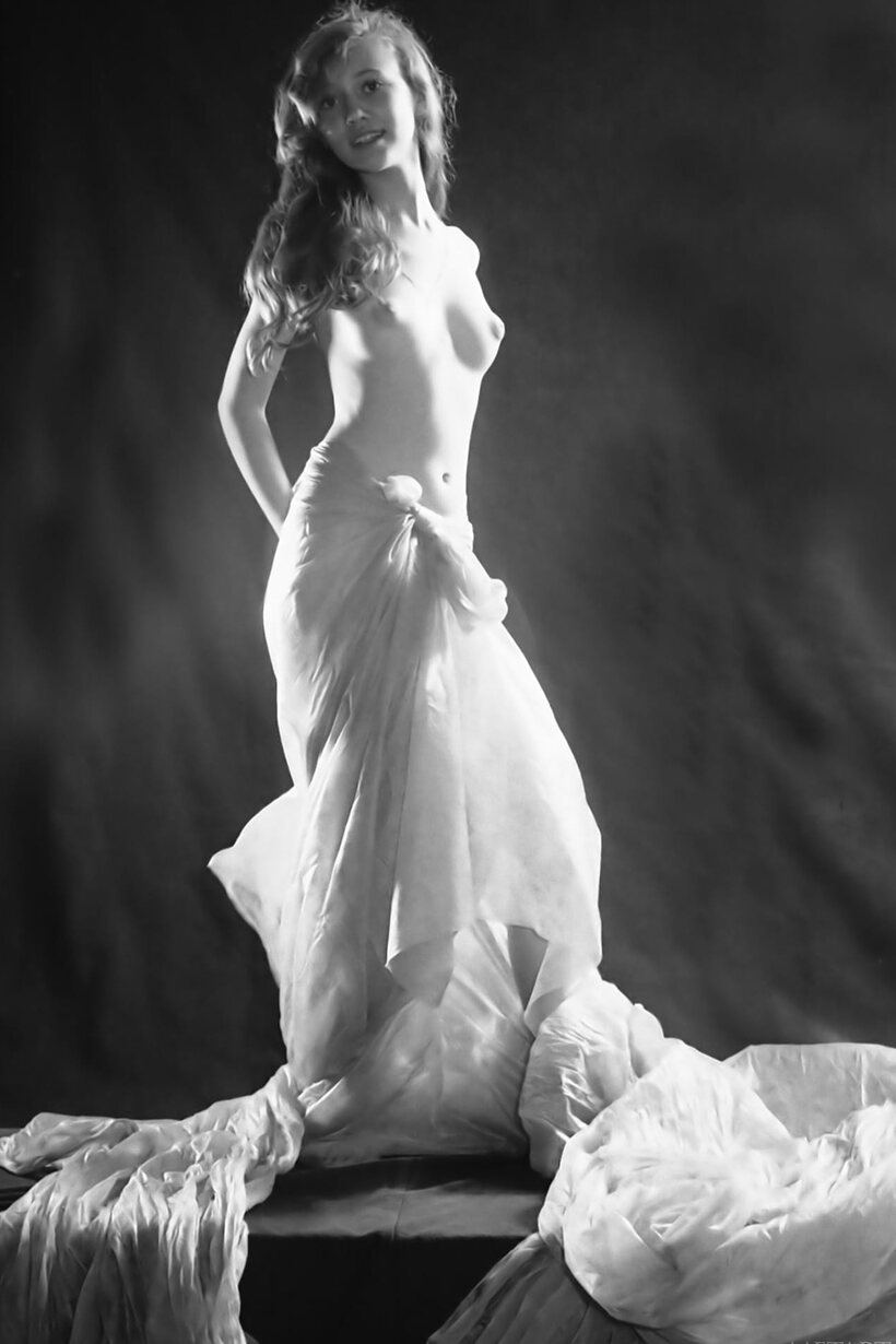 Topless blonde and brunette solo babes pose in vintage-style photo sets, photo 11 of 21