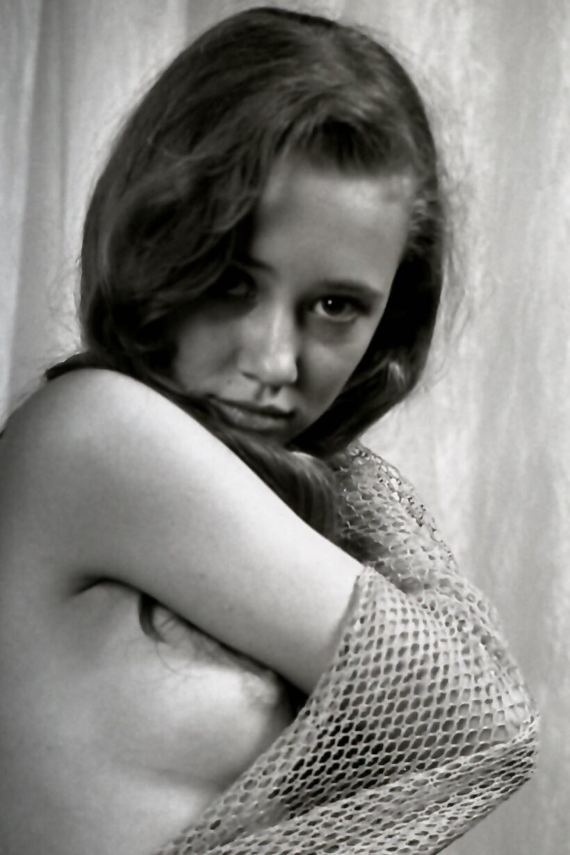 Topless blonde and brunette solo babes pose in vintage-style photo sets (shot 15)