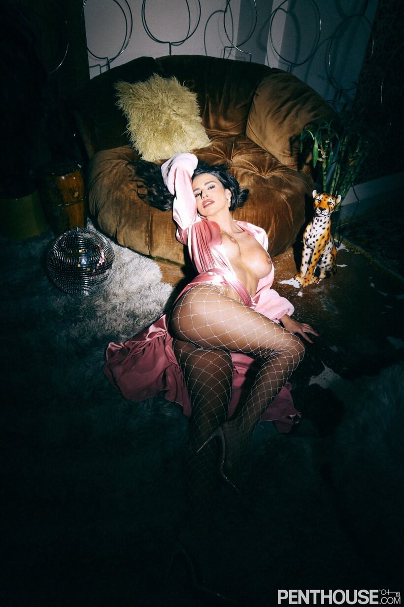 Photo 14 — Glamour model flaunts her armpit while spreading