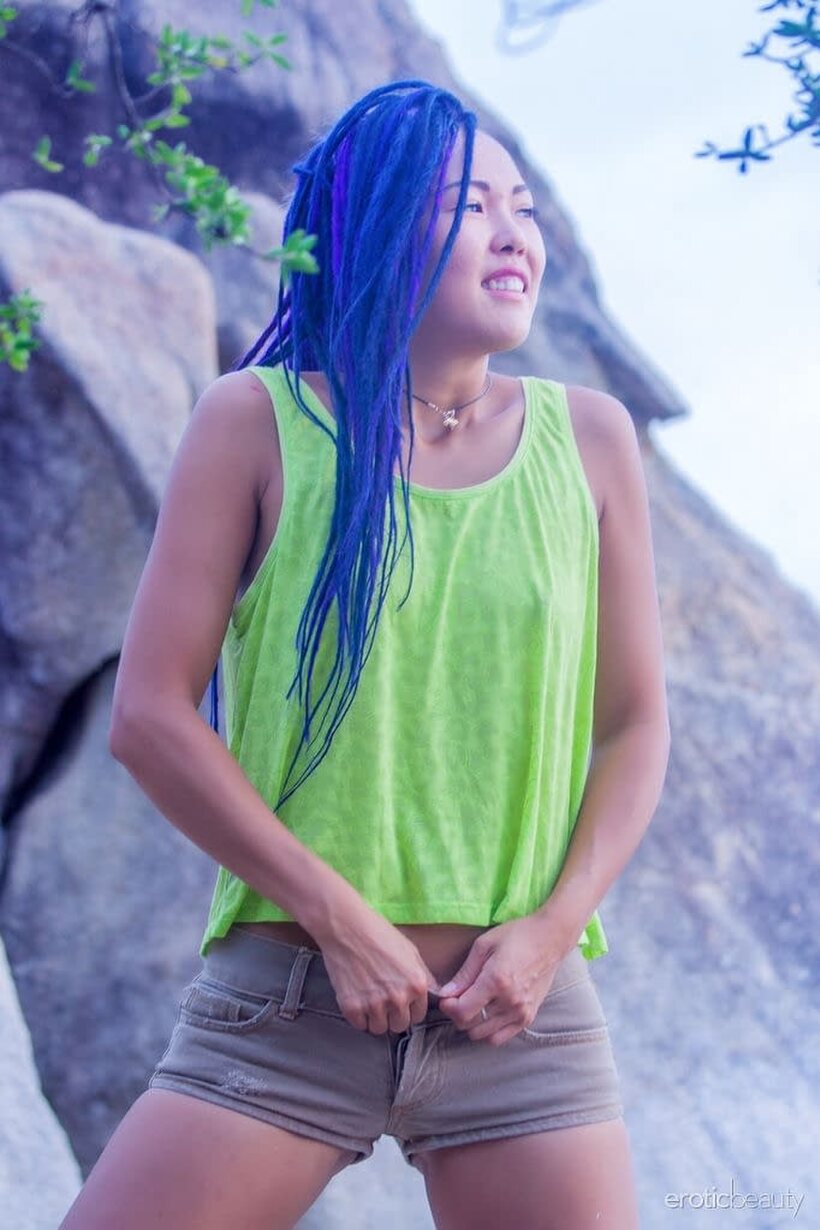 Teen Sweet Julie gets naked on the beach and shows her natural tits and pussy, photo 3 of 16