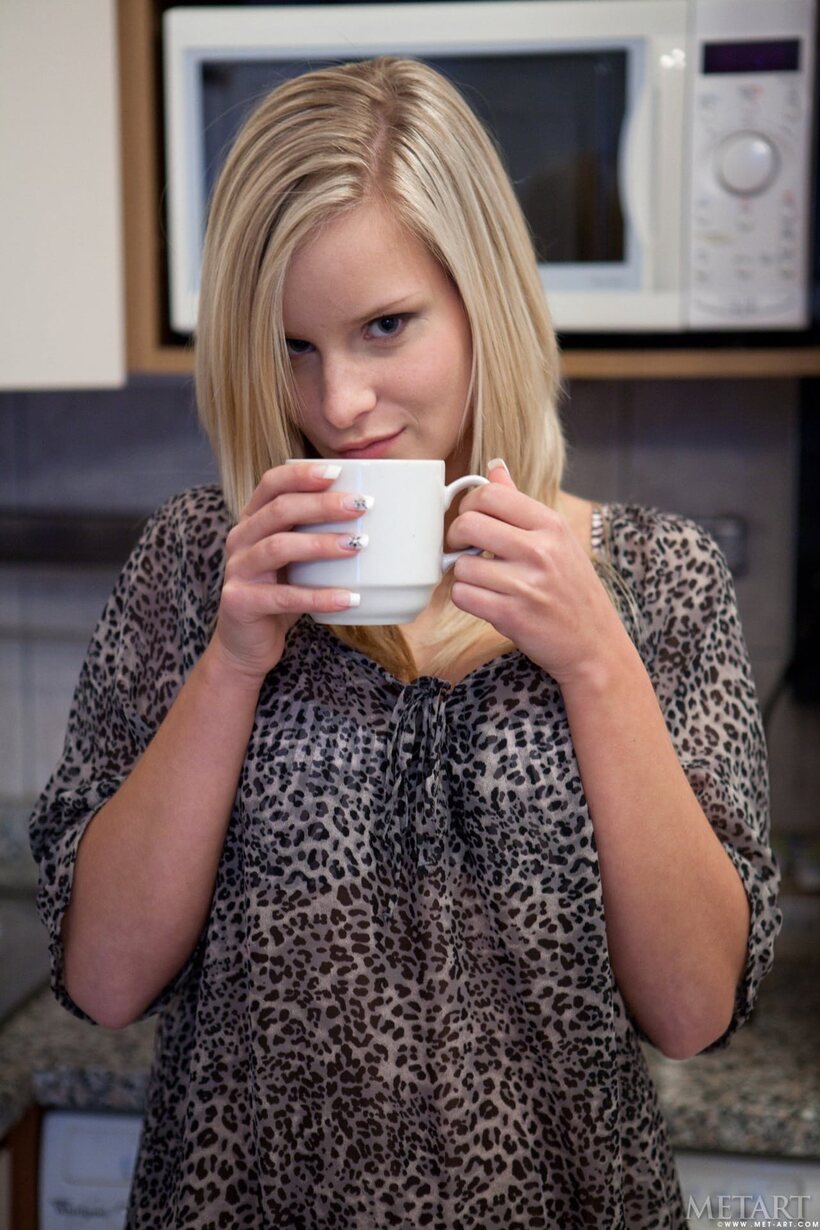 Solo strip tease shows Marry Queen's tits and shaved pussy, photo 20 of 21