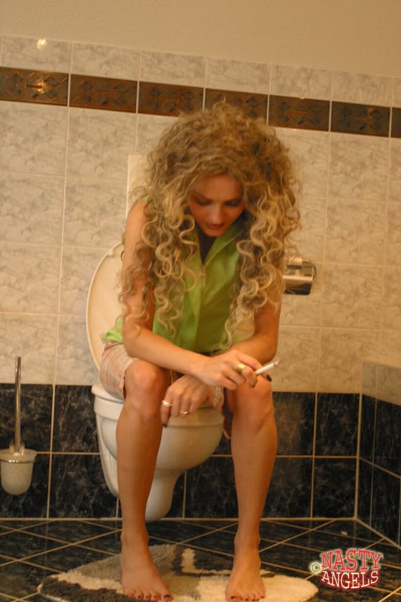 Amateur nude photo 1 — Curly-haired blonde teen Sonya strips down and pisses in the bathroom