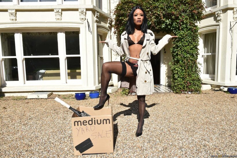 Photo 6 — Housewife Kiki Minaj up close: big tits in stockings