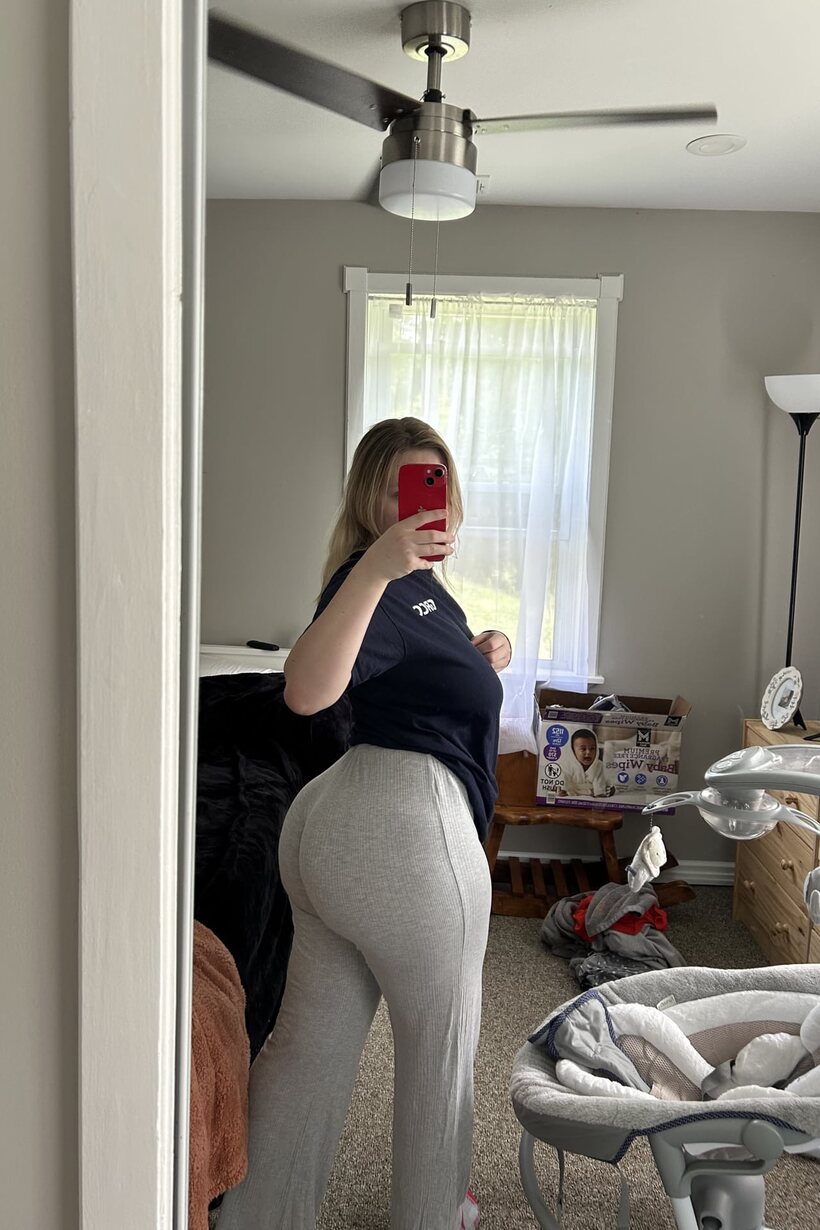 Image 4/10: BBW girl exposes her big butt and thick ass while taking selfies