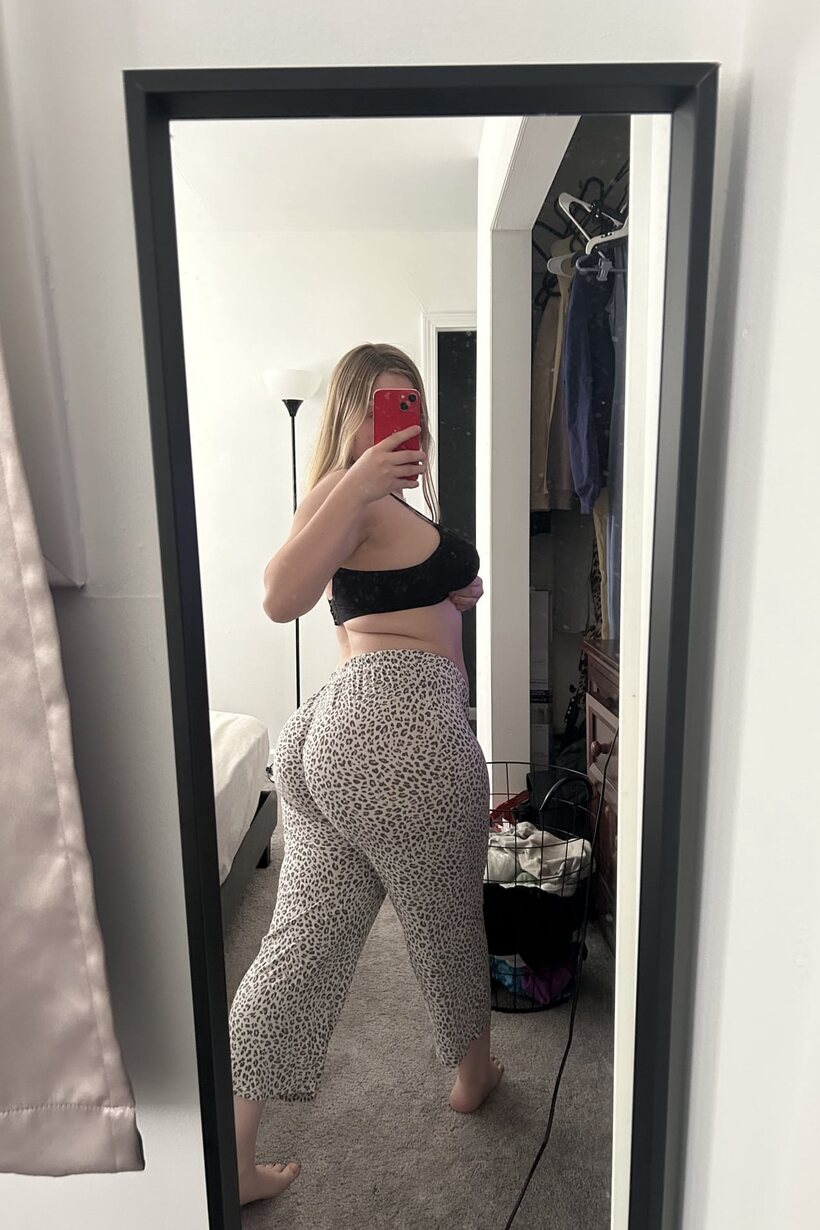 Amateur pic 5 from the set «BBW girl exposes her big butt and thick ass while taking selfies»