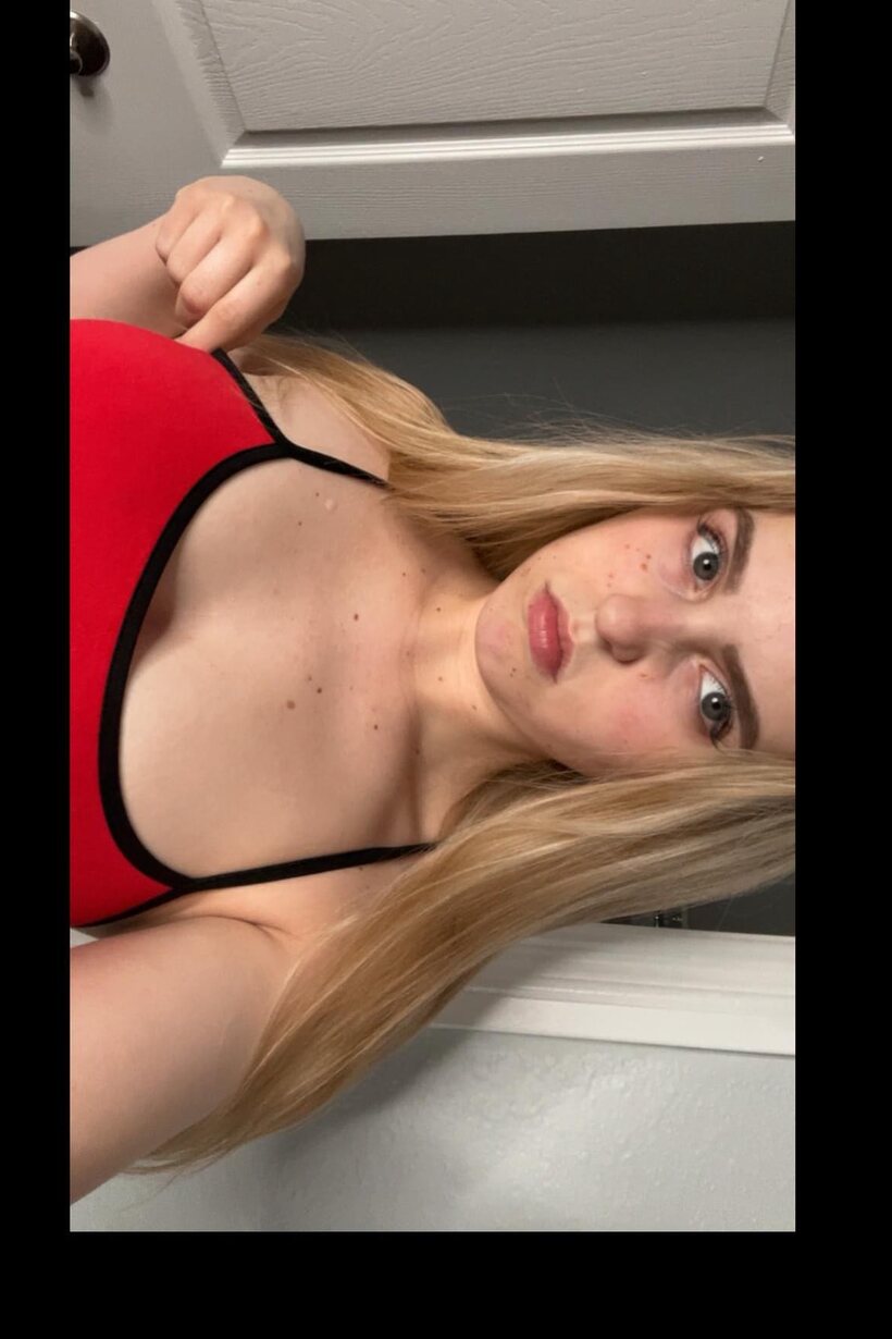 BBW girl exposes her big butt and thick ass while taking selfies, photo 6 of 10