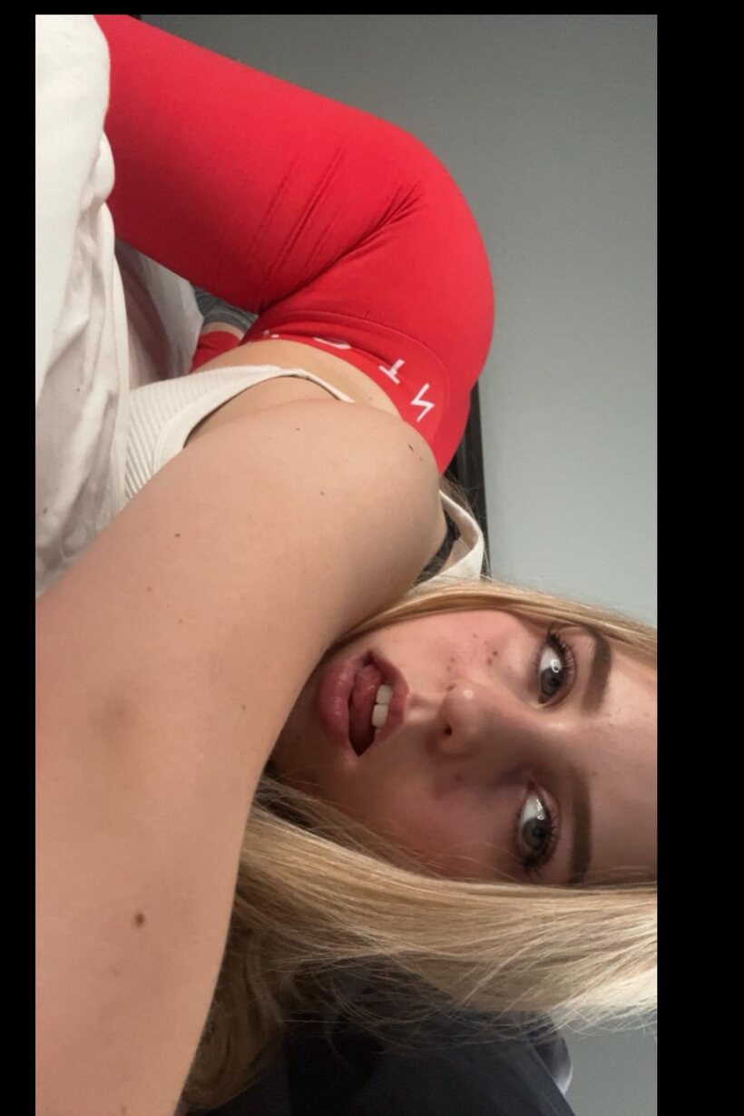 Photo 8 — BBW girl exposes her big butt and thick ass while taking selfies