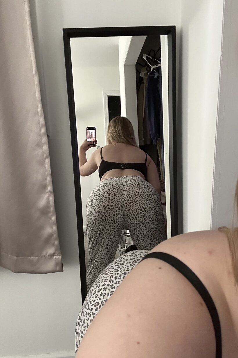 BBW girl exposes her big butt and thick ass while taking selfies (shot 10)