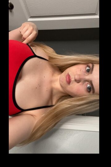 BBW girl exposes her big butt and thick ass while taking selfies