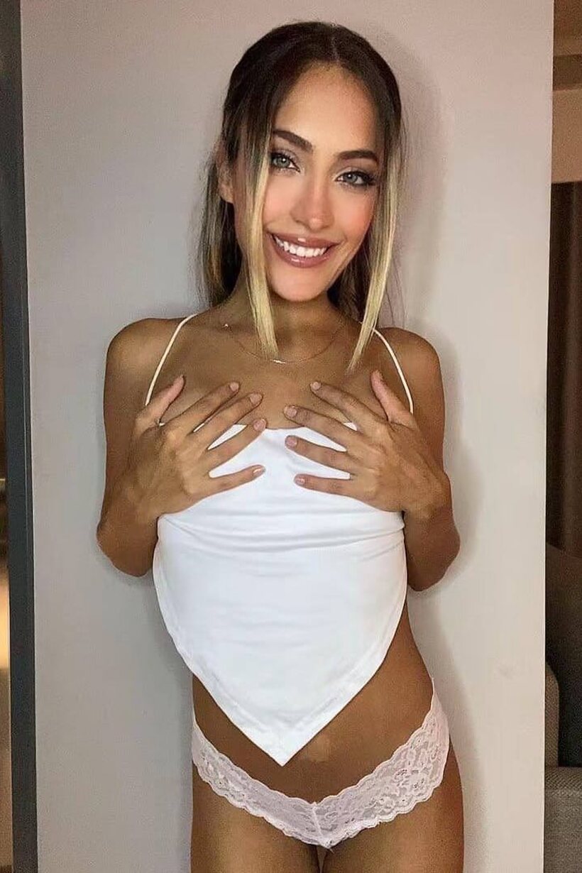 Amateur nude photo 2 — Glamour model strips out of her lingerie and poses naked