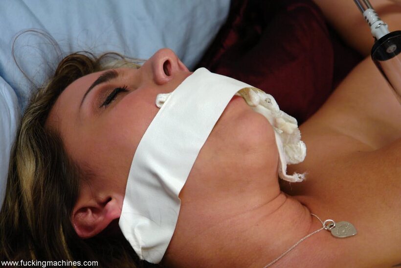 Delilah Strong pic 14 from the set «Shaved Delilah Strong flaunts her big tits and nipples while squirting»