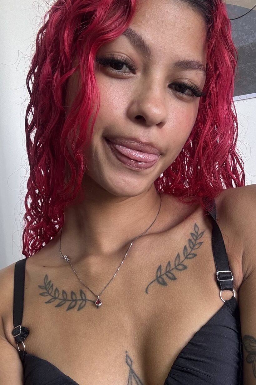 Amateur nude photo 1 — Cute girl exposes her natural tits