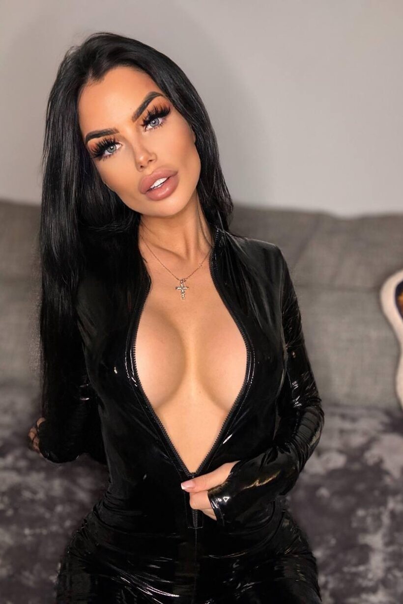 Amateur pic 1 from the set «Sophia 69 slips out of her latex suit and frees her tits»