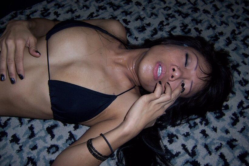 Image 16/20: Roseanne Barrios strips, poses and fingers herself in a hotel room