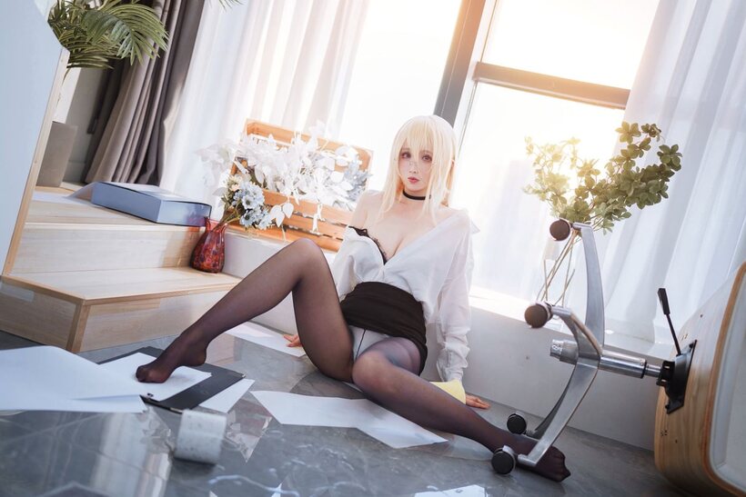Photo 5 — Blonde girl exposes her big tits in nylons