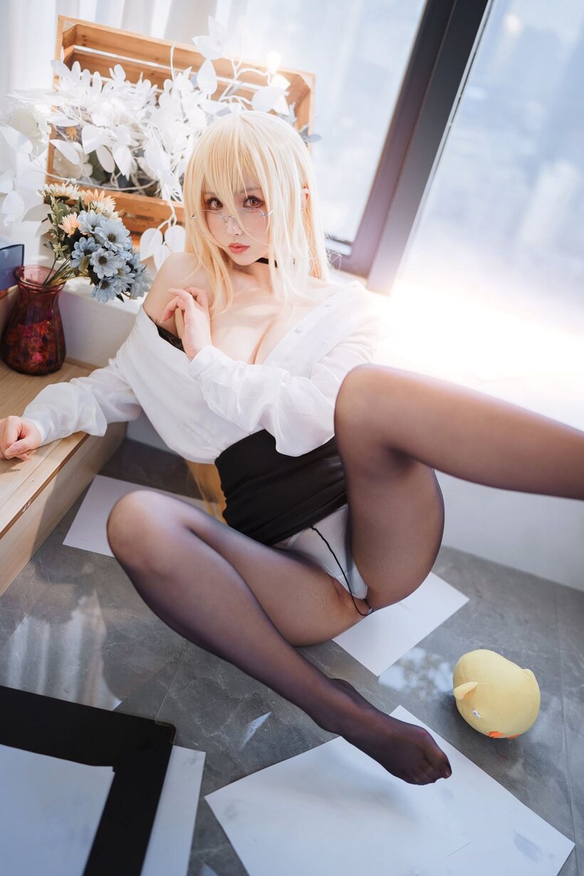 Photo 6 — Blonde girl exposes her big tits in nylons