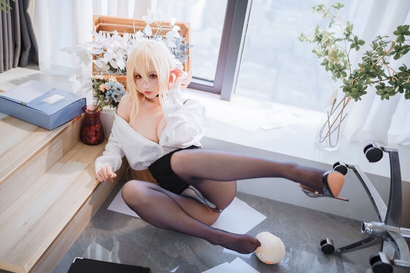 Photo 7 — Blonde girl exposes her big tits in nylons