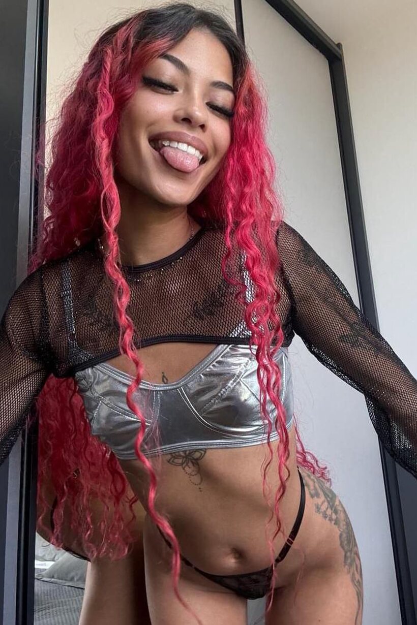 Photo 1 — Cute girl flaunts her natural tits