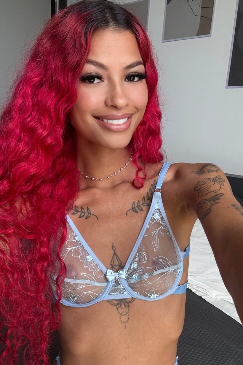 Amateur pic 5 from the set «Cute girl flaunts her natural tits»