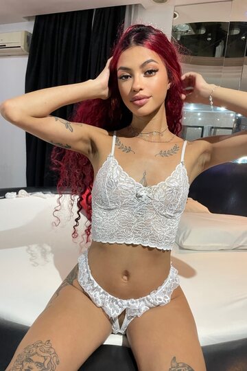 Cute girl flaunts her natural tits