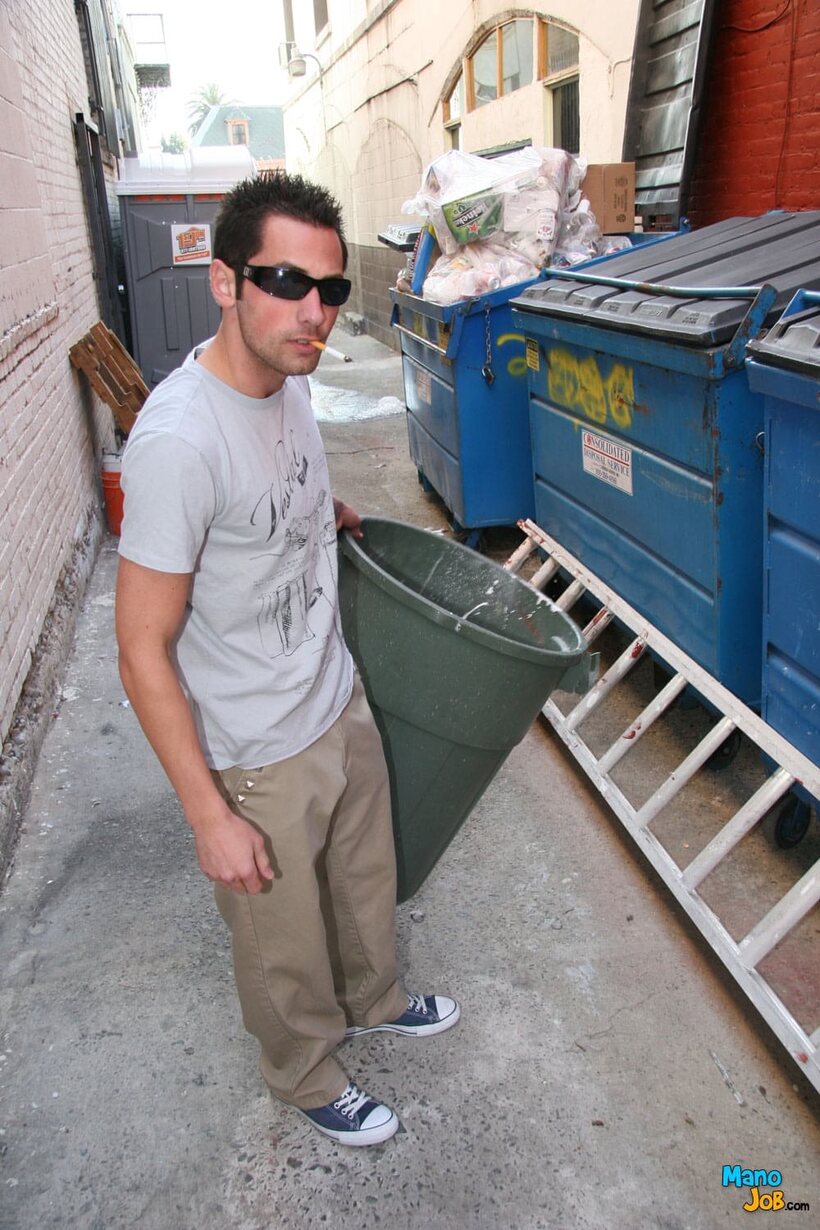 Rachel Milan gets a facial cumshot by the dumpsters after sex, photo 7 of 21