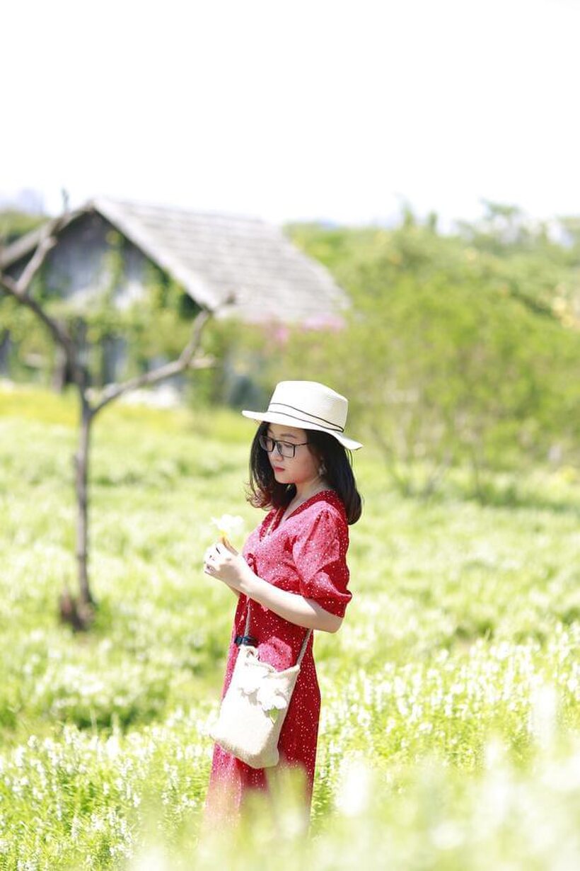 Amateur pic 11 from the set «Glasses on, an Asian babe poses outdoors in a red dress»