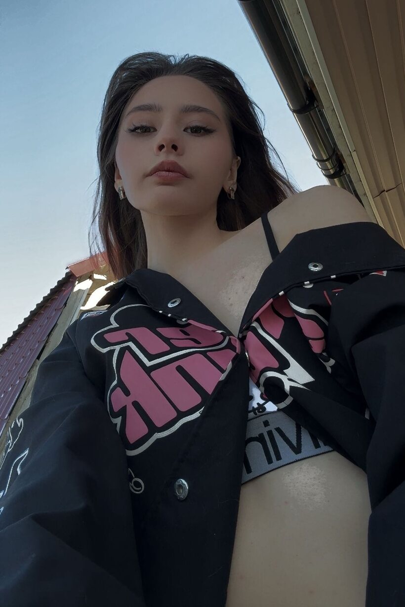 Amateur pic 13 from the set «Schoolgirl taking selfies outdoors»