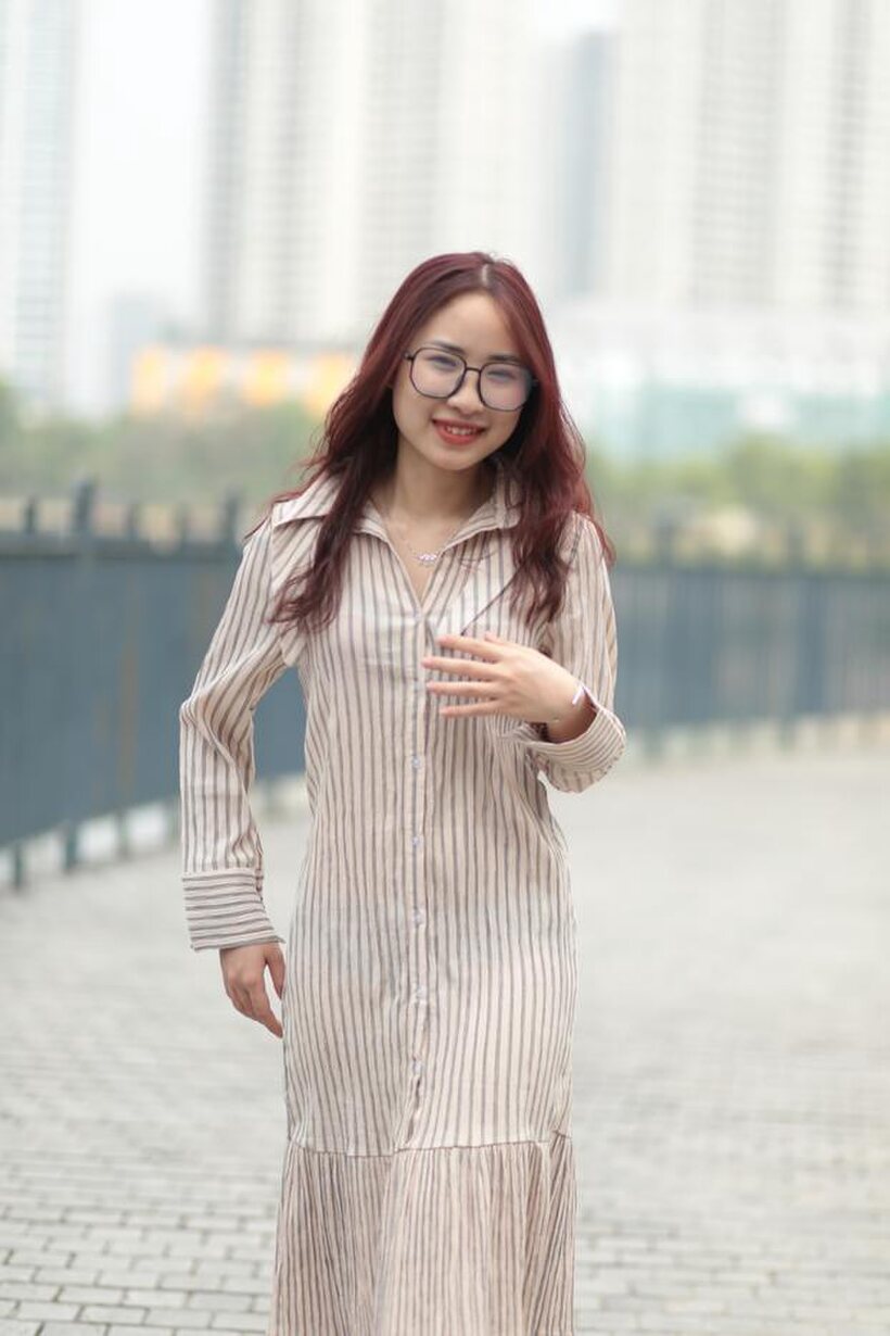 Beautiful girl in a dress shows her body in public (shot 12)