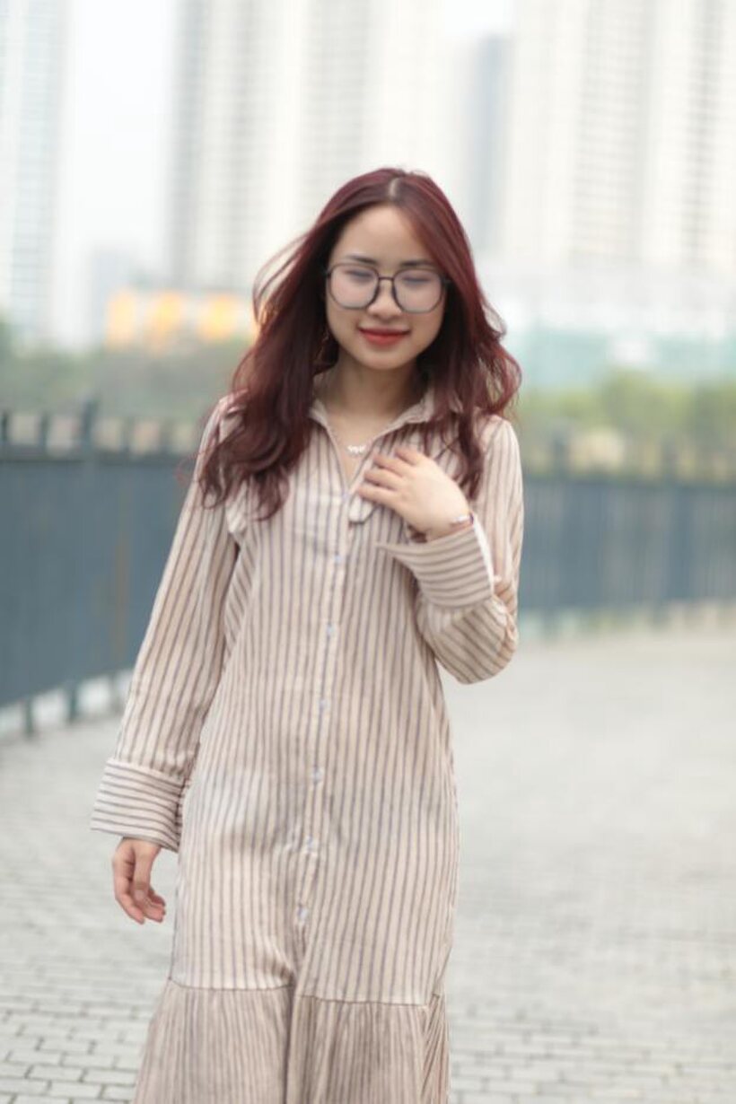 Asian pic 17 from the set «Beautiful girl in a dress shows her body in public»