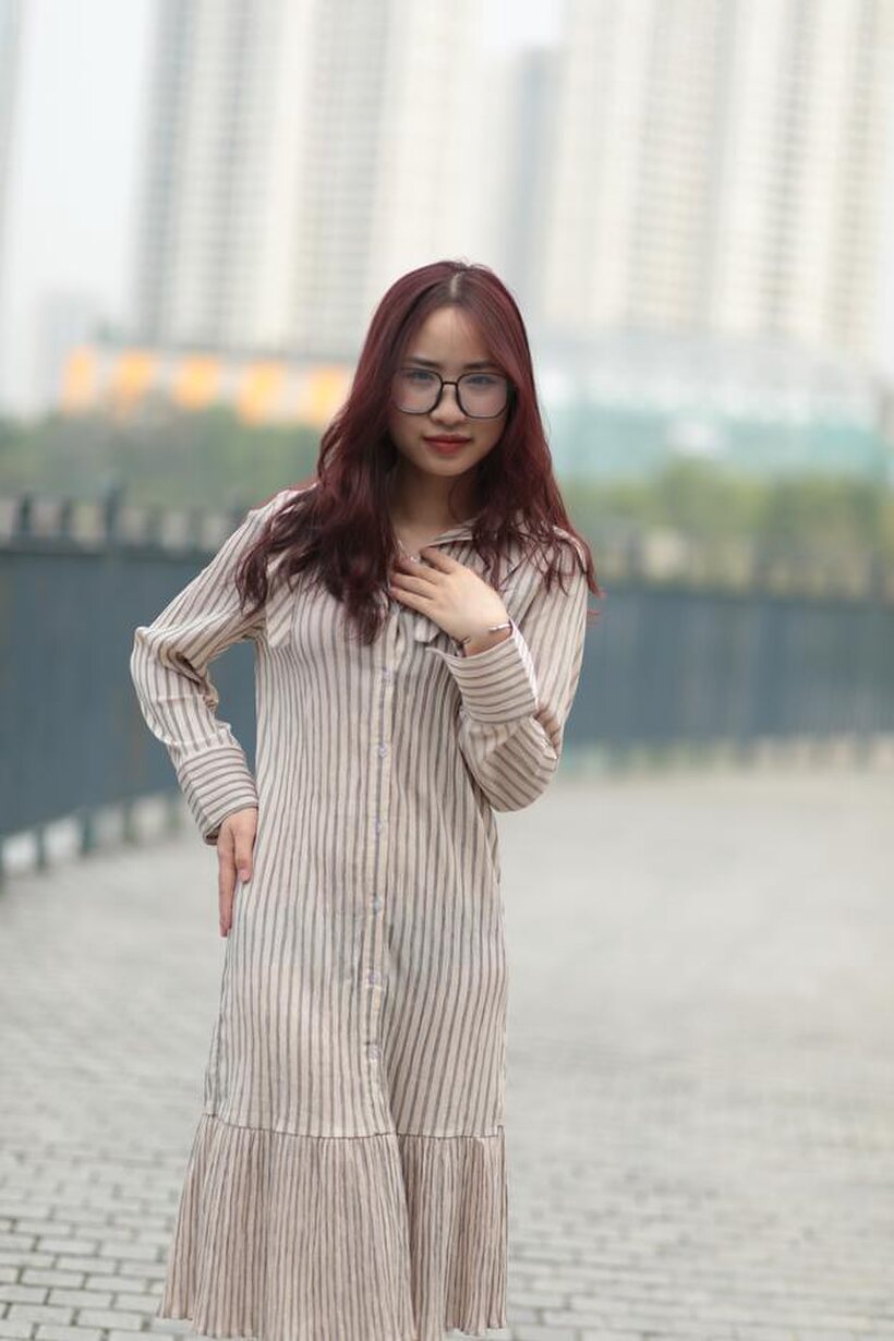Beautiful girl in a dress shows her body in public (shot 19)